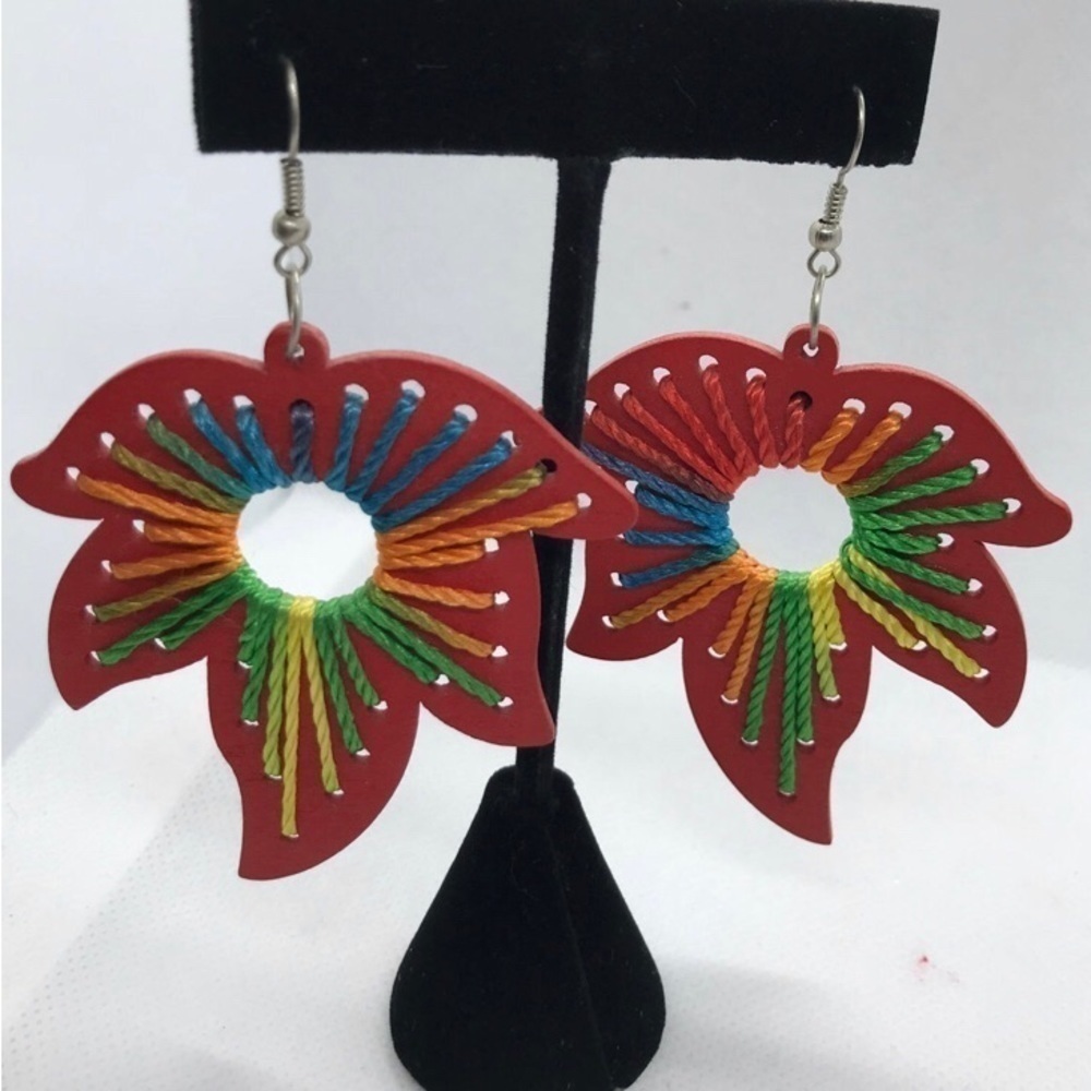 GLOBAL handmade merchandise. Earrings from Kenya